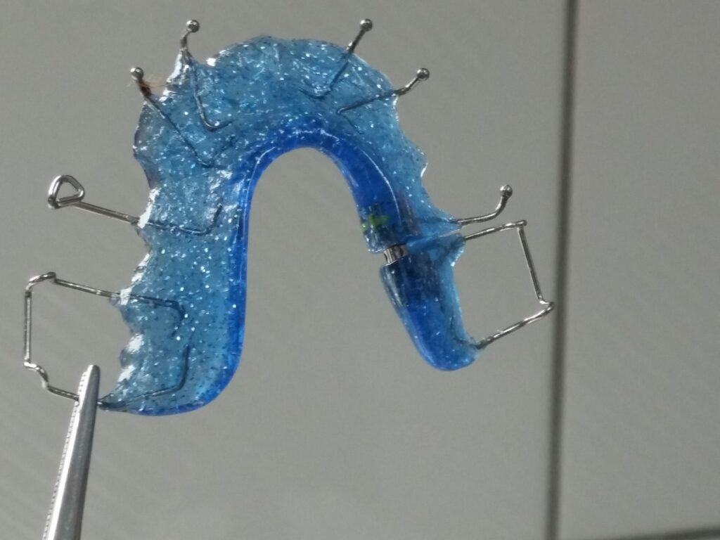 Apparecchio per denti cava manara